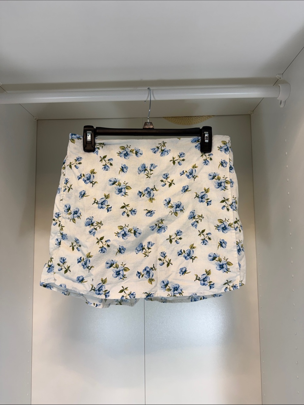 EUC Old Navy Floral Blue and White Skort Size Medium